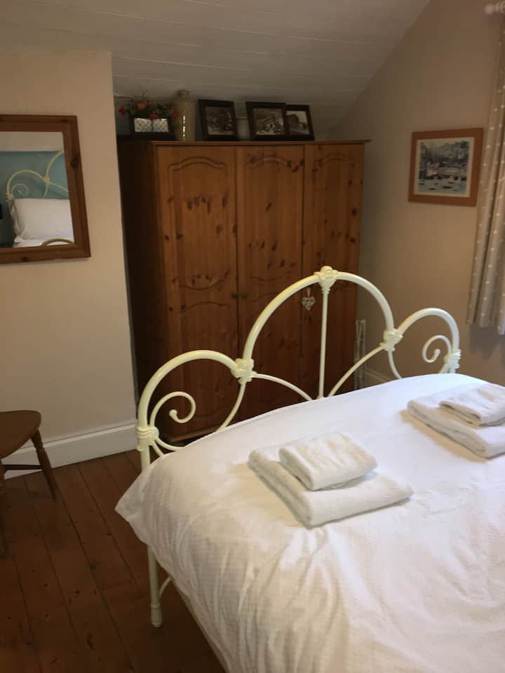 חדר שינה ראשי עם ארונות גדולים 