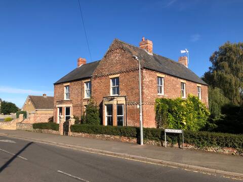 Spacious 5 Bedroom House with Cinema Room