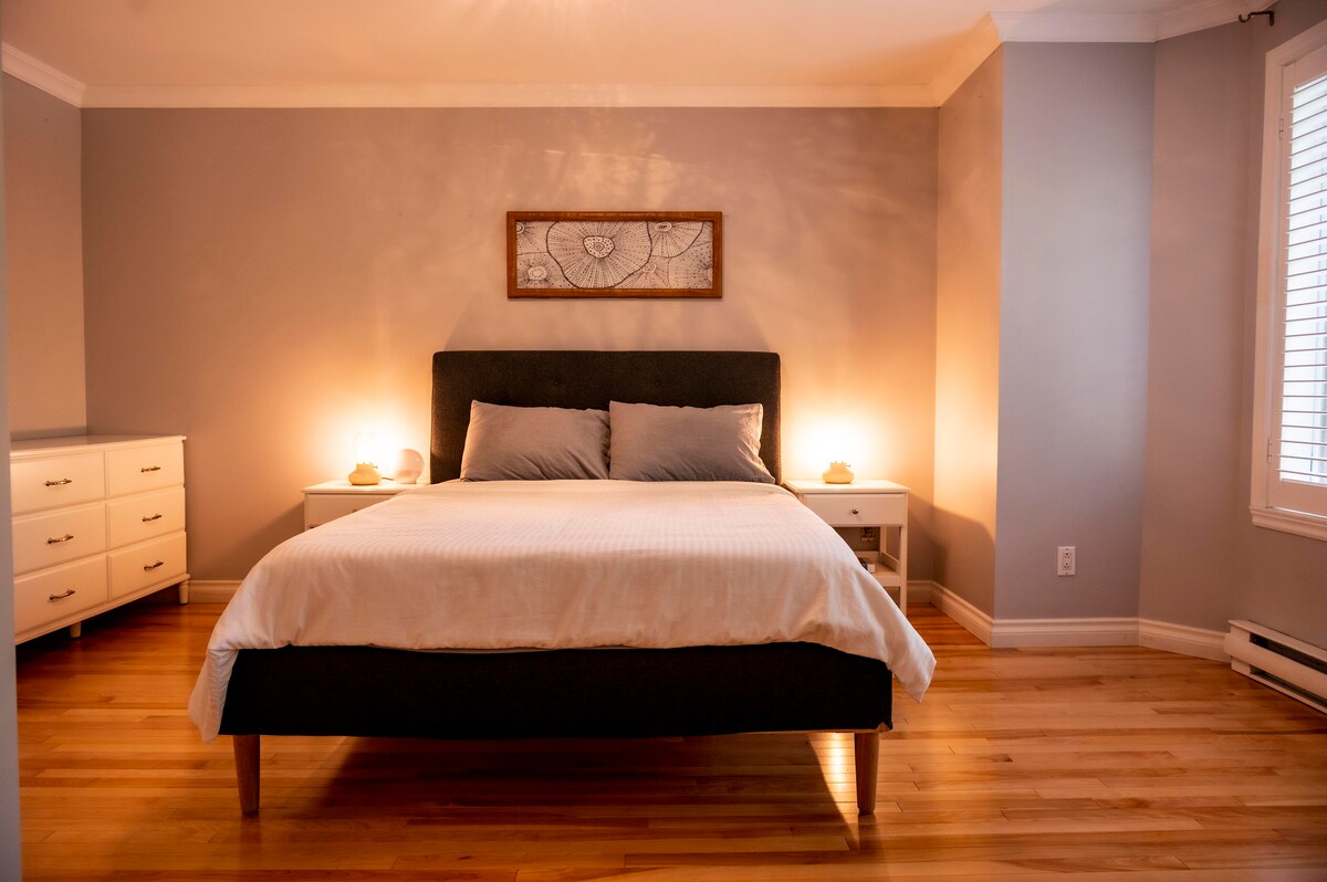 מיטת קווין סייז בחדר השינה הראשי
 