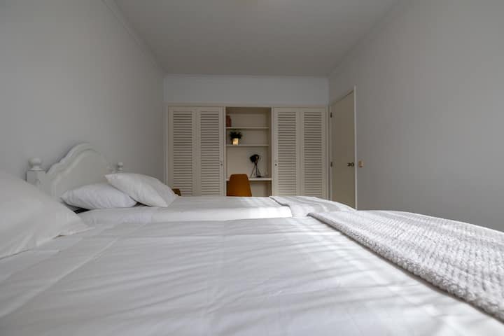 带工作空间的双床卧室