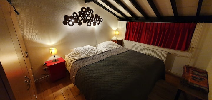 Slaapkamer 2 voor 2 personen
2 losse bedden en matrassen (200x90) - uit elkaar te schuiven.
