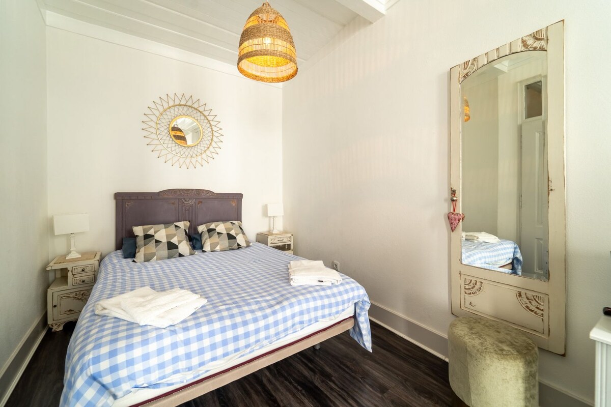 غرفة نوم بسرير مزدوج واحد