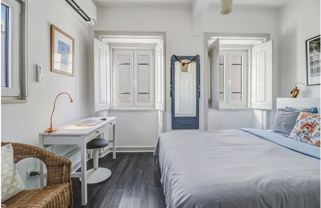 غرفة نوم بسرير مزدوج ومحطة عمل. 