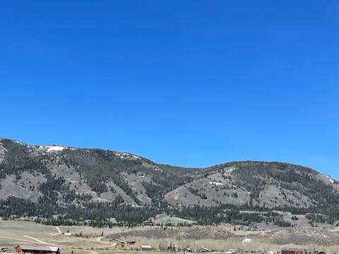 Cozy 3 BR home w/amazing views of Centennial, WY