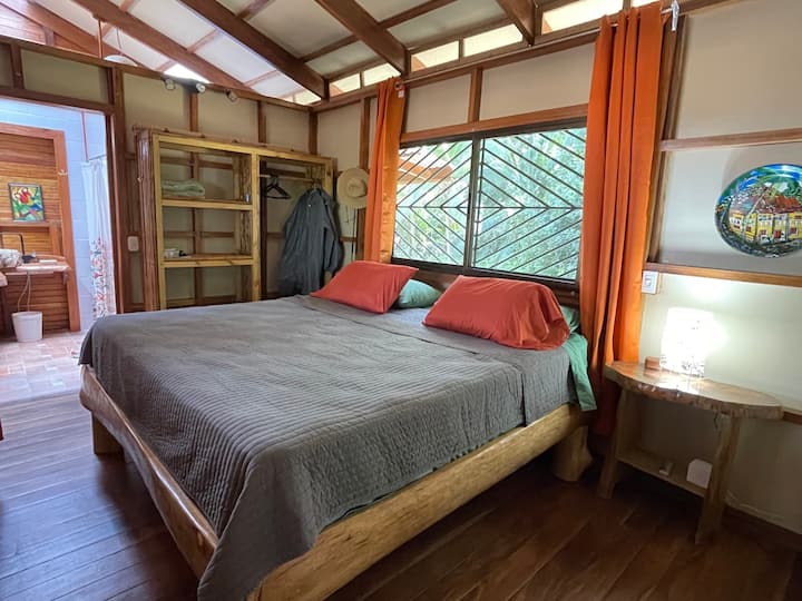 dormitorio principal con cama tamaño king