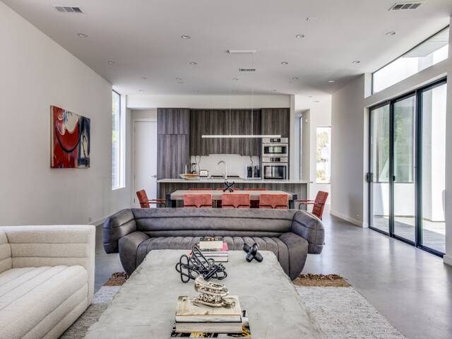 Modern Luxury Midway Hollow – Yard – Driem House gallery image 5