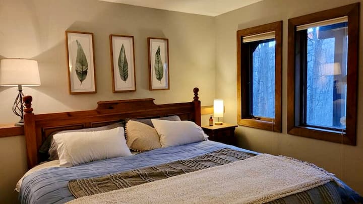 غرفة نوم رئيسية مع مرتبة كينغ مريحة