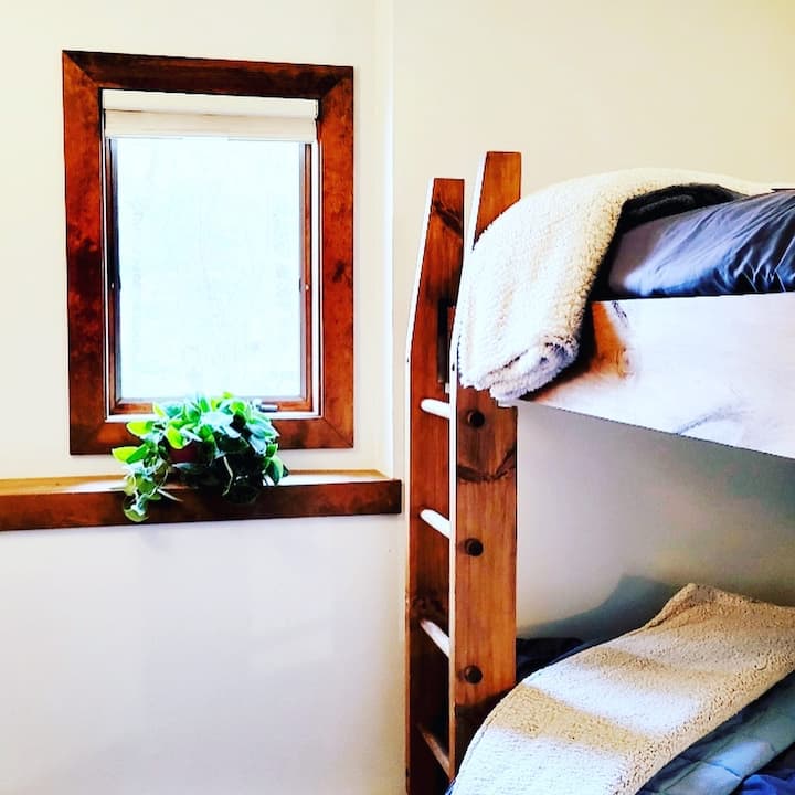 غرفة نوم ثالثة مع أسرّة مزدوجة - رائعة للأطفال أو للبالغين المنفردين أيضًا