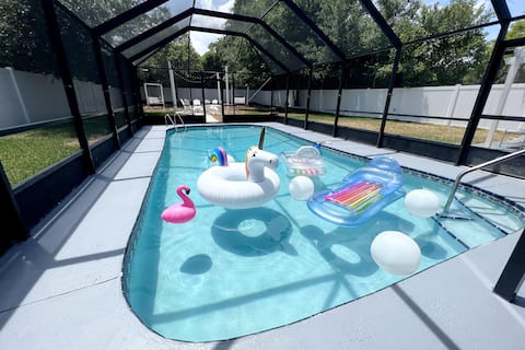 Heated Pool house 4 miles away from the beach