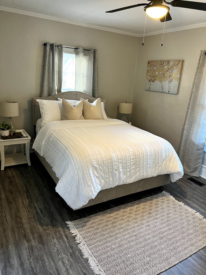 Word wakker met een ontspannen, verfrist en opgeladen gevoel in dit queensize bed.