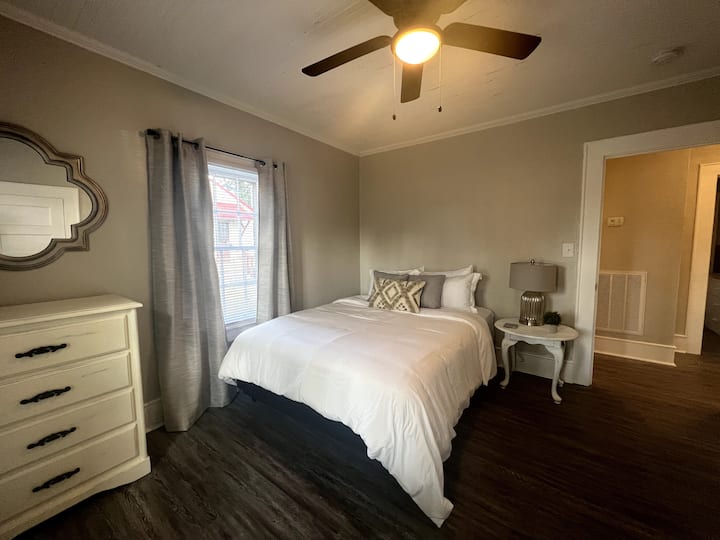 Slaapkamer met een tweede queensize bed voor vrienden of familie. 