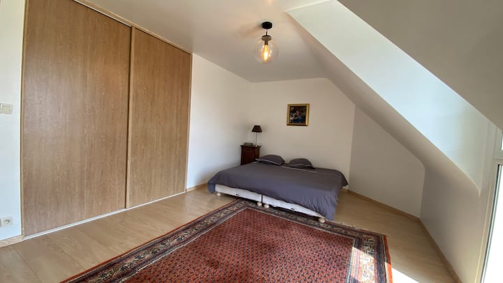 Საძინებელი 3 სართული 2 ერთადგილიანი საწოლით 90 სმ-ით, მათი დაახლოების შესაძლებლობით
და გასაშლელი დივანი