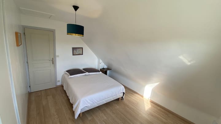 Საძინებელი 2 სართული - 1 ერთადგილიანი საწოლი 140 სმ და კარადა