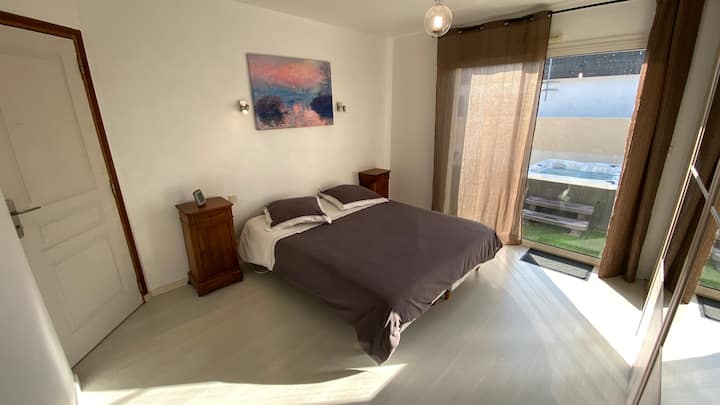 Მთავარი საძინებელი ჰიდრომასაჟიანი აუზით