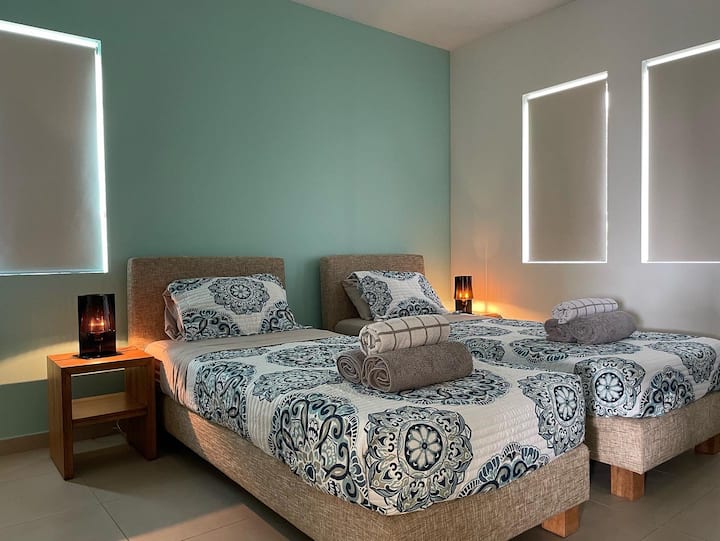 Მეორე საძინებელი. კონდიციონერი. Პირდაპირი წვდომა მეორე სააბაზანო ტუალეტით, ნიჟარით და საშხაპით. Საკმაო კარადა. სრული სიგრძის სარკე. Თითოეულ ფანჯარაზე არსებული ჟალუზები და ფარდები. Მეორე საძინებელი -  2 ერთადგილიანი საწოლი ან დიდი საწოლი.