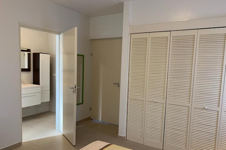 Მეორე საძინებელი. სააბაზანოში შესასვლელი პირდაპირ საძინებლიდან.