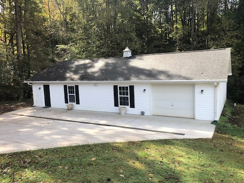 Successful Airbnb property: Cottage House near Lake Lanier in Gainesville