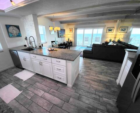 Salt Life Oasis - Direct Oceanfront (End Unit)