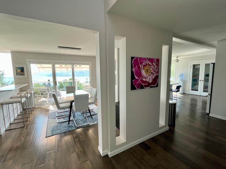 Big Views Retreat- close to beach