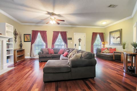 Silverhill 3 bed 2 bath house, gazebo, jacuzzi tub