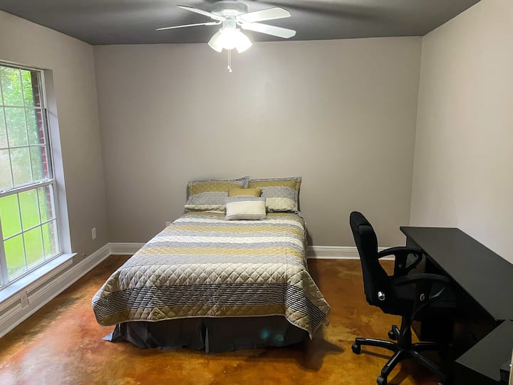 Dormitorio 2 con área de trabajo/escritorio de oficina. 