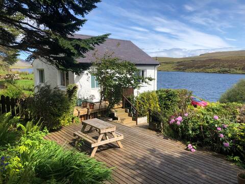 Boutique 5* Apt. Beneath The Old Man of Storr