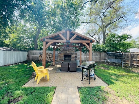 Cozy 3BR, Theater Room & Firepit
No Cleaning Fee!