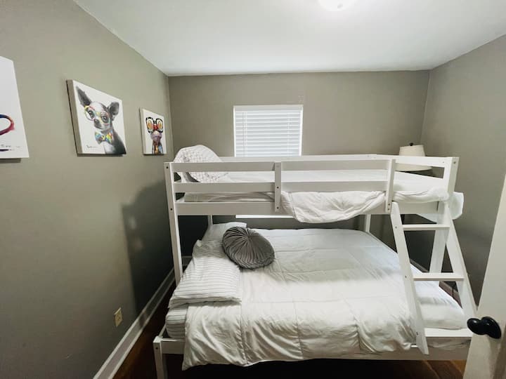 Tercer dormitorio con una litera, dos camas individuales. 