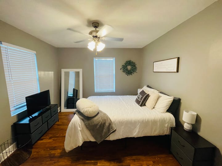 1er dormitorio con una cama tamaño queen, así como un televisor inteligente. 