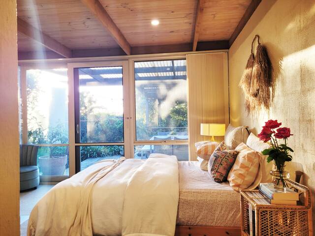 Sun Drenched Beach House 200 Metres From The Shore