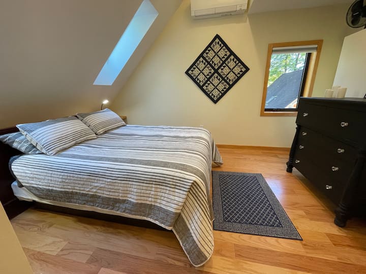 V hlavnej spálni je manželská posteľ.