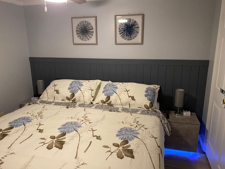 Kitanda aina ya King.