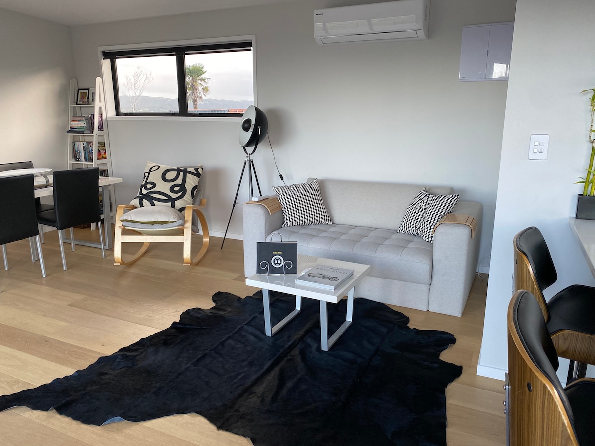 Top Airbnb: Riders’ Rest Ruakākā | The Lodge | Great Views in Bream Bay