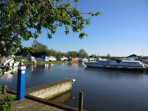 Orchid Lodge: 2 bed waterside cottage in Horning