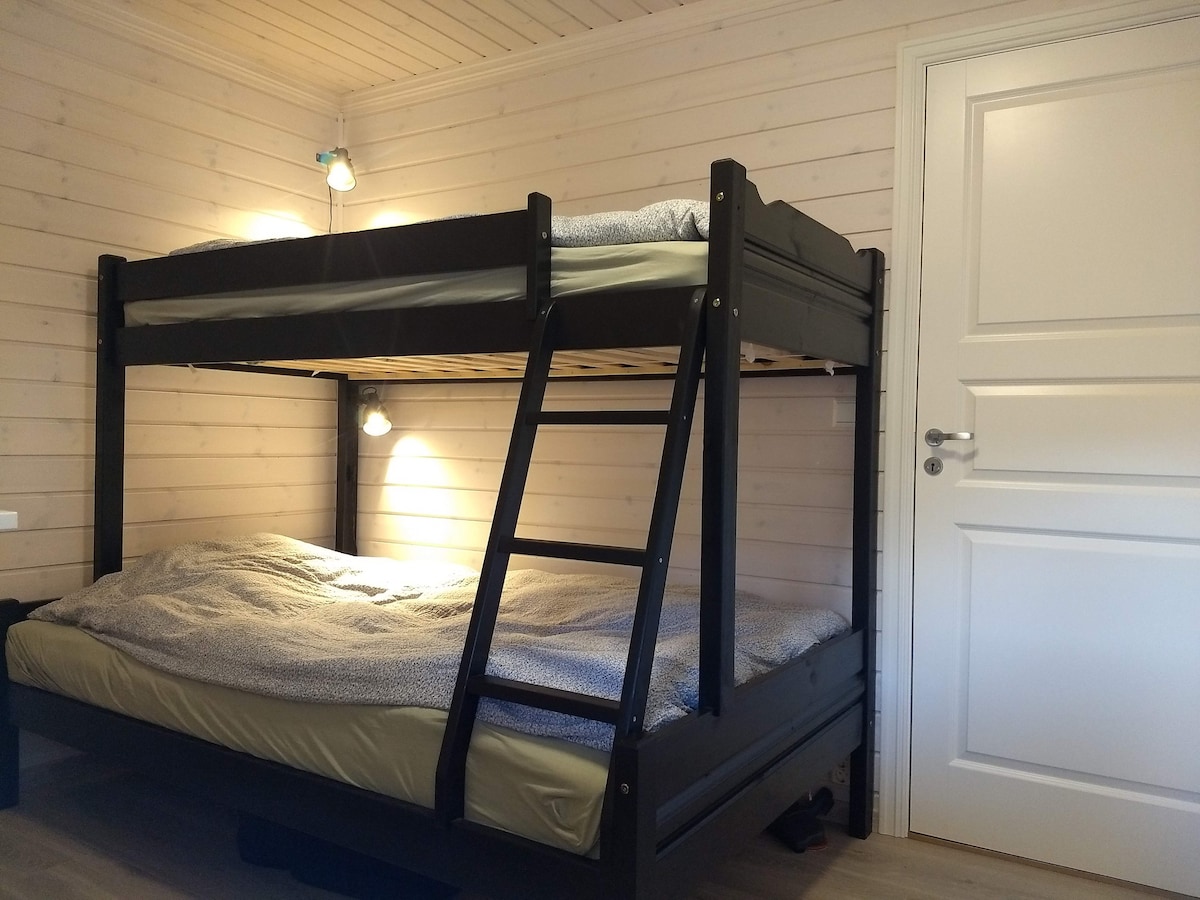 Za 1 osobu - obiteljski krevet na kat 120x200 u prizemlju i 90 x 200 na katu (2 osobe) te putni krevetić s madracem koji se nalazi ispod kreveta na kat