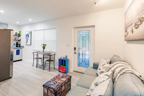Top Airbnb: SEPT! Sarasota Villa, 1 min to BCH, KING, /Qn/PETS in Laurel