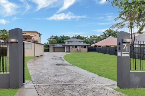 SeaBreeze On Todd - Beachfront Property With Pool