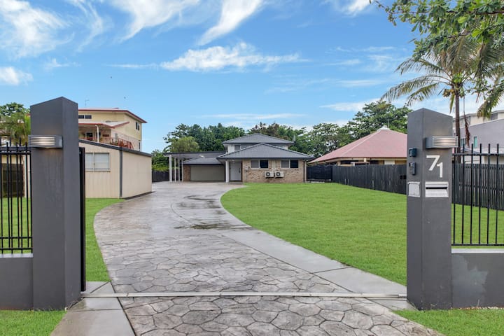 SeaBreeze On Todd - Beachfront Property With Pool