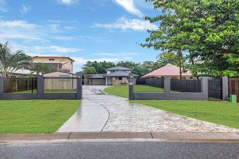 SeaBreeze On Todd - Beachfront Property With Pool