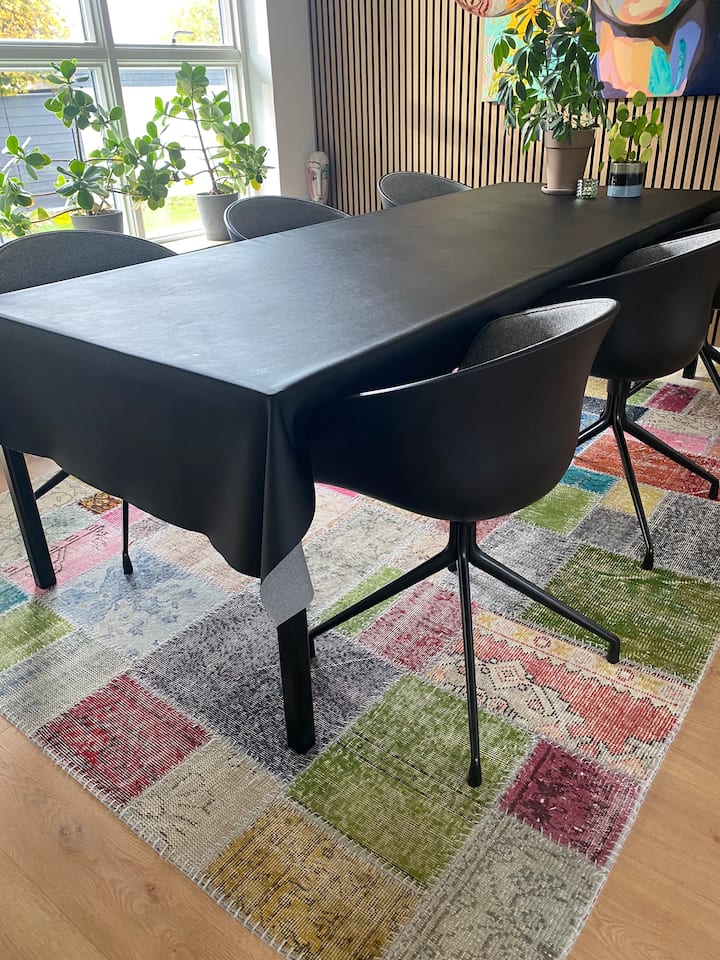 Meza kubwa ya kulia chakula sebuleni ambayo inachukua watu 10 