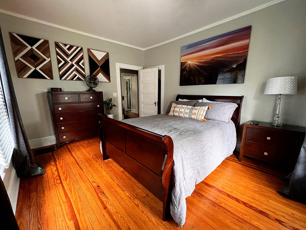 เตียงควีนไซส์พร้อมที่นอนสีม่วงคุณจะนอนหลับสบายอย่างแน่นอน 