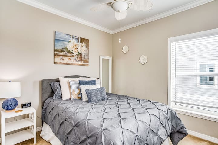 Двойна спалня на долния етаж с обща баня.