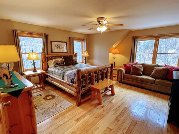 May - ari Suite na may sitting area, pribadong (puno) paliguan, TV, at drawer/hanging area para sa mga damit/bagahe. 