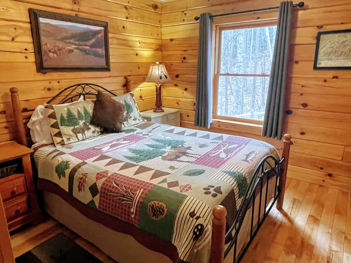 Guest Bedroom #2 (Queen sa 1st Floor) - na may shared (buong banyo) sa pasilyo. 