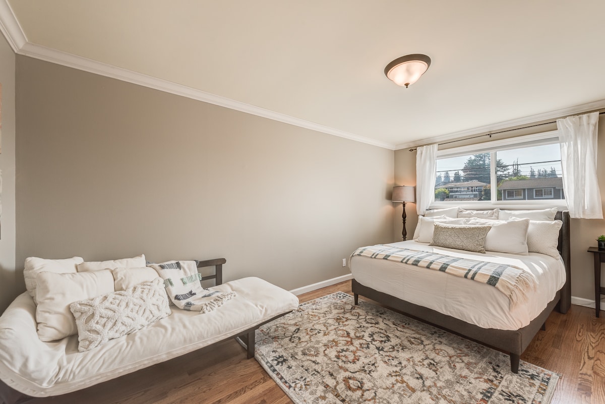 Upper level queen bedroom with twin chaise 