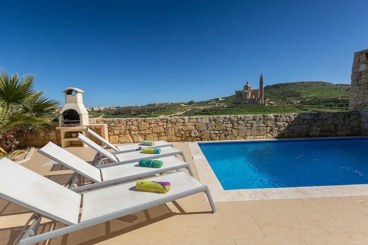 Stunning 5 Bdrm Villa Overlooking Ta Pinu Basilica - Malta