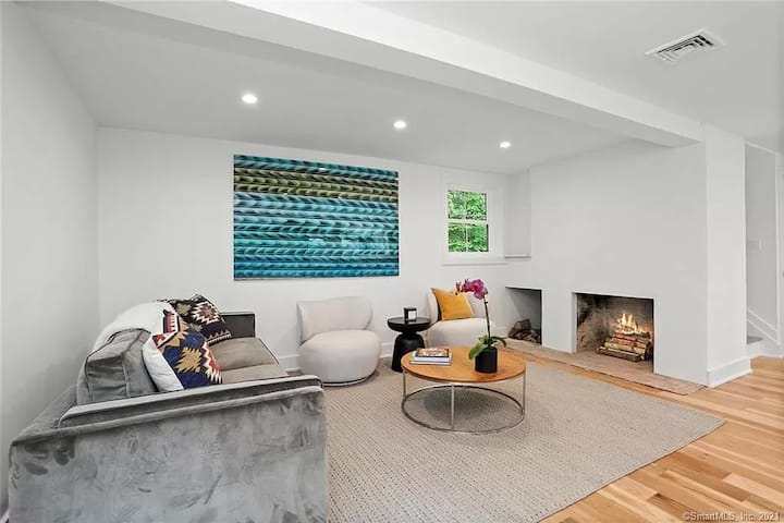 Great 4 Bed 4.5 Bath Home W Hot Tub & Heated Pool - Saugatuck Reservoir, CT