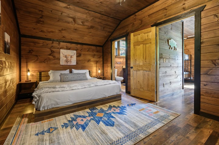 غرفة نوم رئيسية بسرير كينج في الطابق العلوي مع حمام داخلي وشرفة خاصة وتلفزيون ذكي. مصابيح مجهزة بمنافذ يو إس بي.
