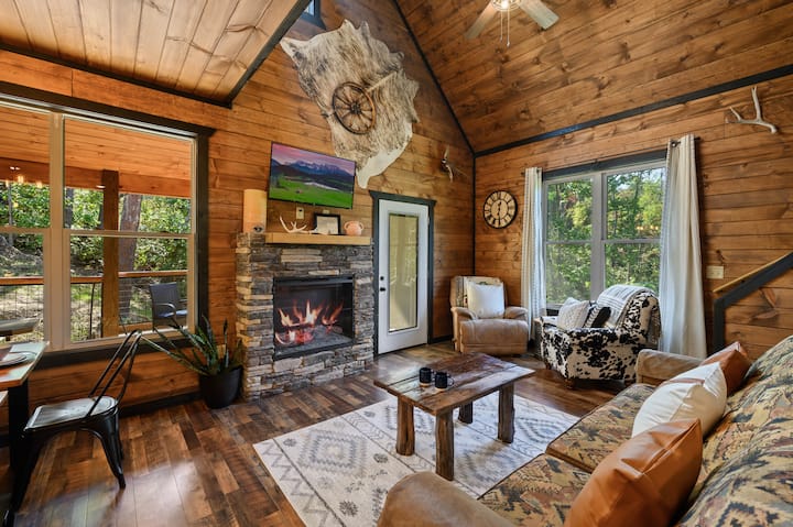 استمتع بالمدفأة الكهربائية أثناء مشاهدة عرضك المفضل على التلفزيون الذكي لغرفة المعيشة
