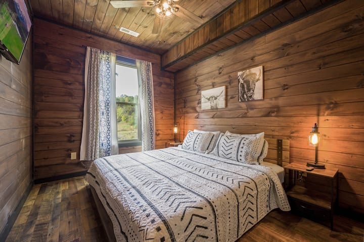 غرفة نوم بسرير بحجم كبير في الطابق السفلي مع تلفزيون ذكي! 